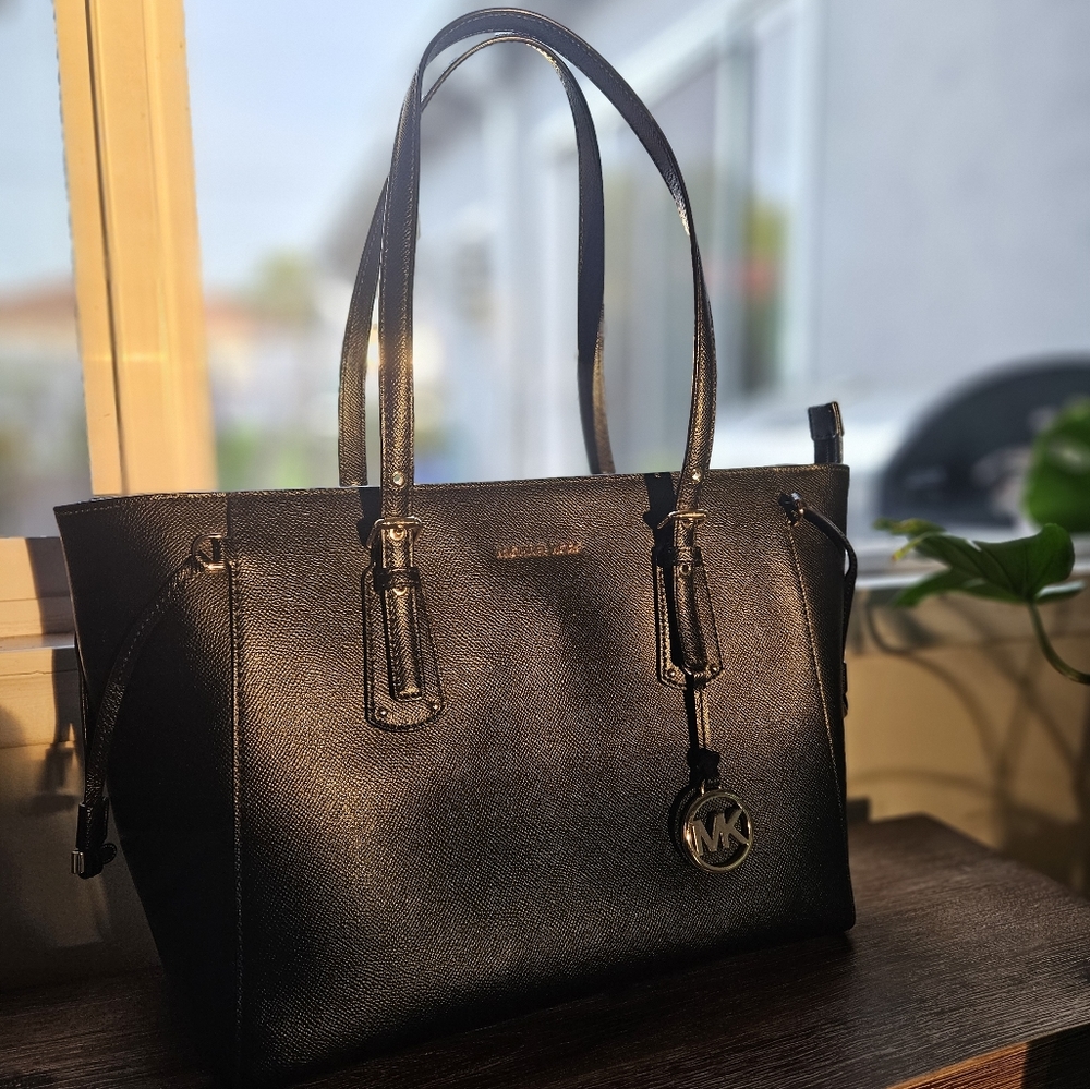 MICHAEL MICHAEL KORS Voyager Medium Crossgrain Leather Tote Bag
